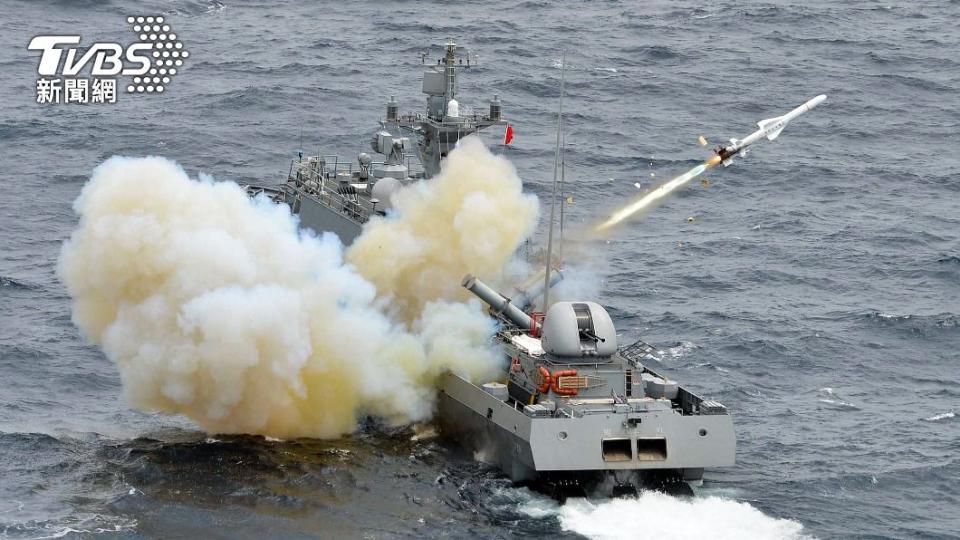 南韓軍艦在演習期間試射魚叉飛彈攻擊目標。（圖/達志影像美聯社）
