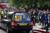 El féretro de la reina Isabel pasa por la localidad de Ballater, Escocia.