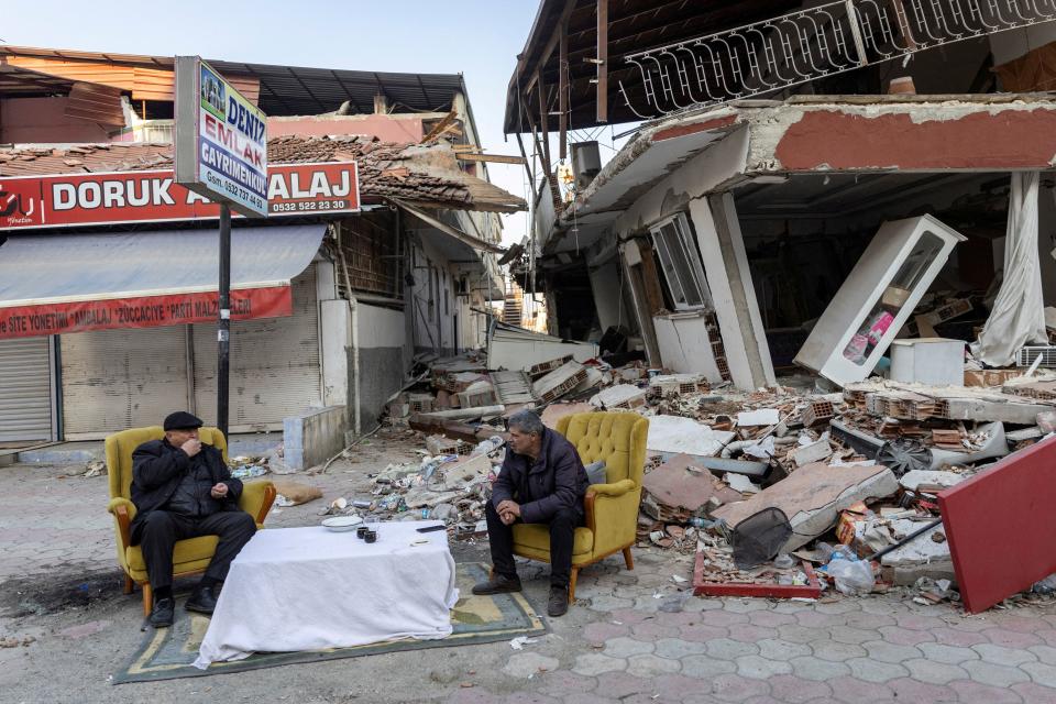 土耳其哈泰省20日強震，現場滿目瘡痍。（路透社）