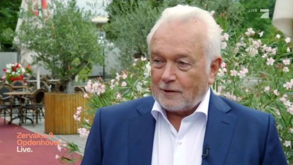 Wolfgang Kubicki wurde bei der Premiere von "Zervakis & Opdenhövel. Live" im Taxi durch Berlin kutschiert - um sich den Fragen von Wählerinnen und Wählern im Mini-Townhall-Meeting zu stellen. (Bild: ProSieben)