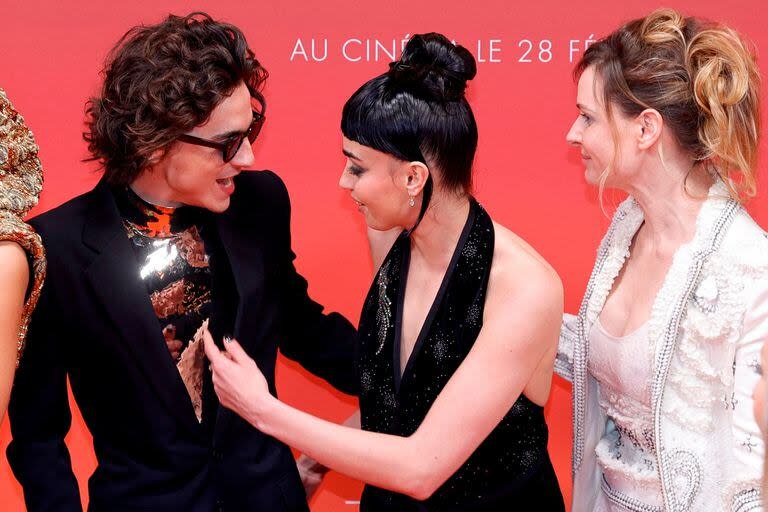 La actriz suiza Souheila Yacoub y la sueca Rebecca Ferguson admiran la sofisticada camisa de metal elegida por Chalamet para la ocasión