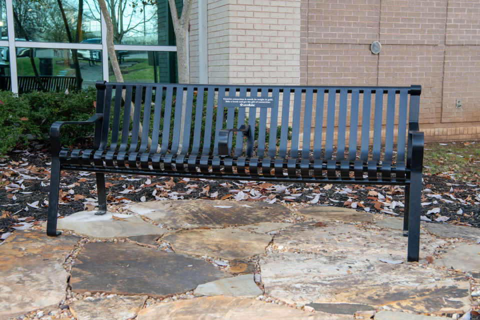 UScellular placed a permanent “gift of connection” bench at the Women’s Basketball Hall of Fame to encourage a moment of connection with a loved one. Dec. 5, 2023