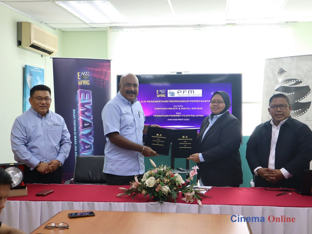 Dato' Ismahanum Ismail, CEO of eWayang, with PFM President Pansha during the signing ceremony of the Memorandum of Understanding (MoU).