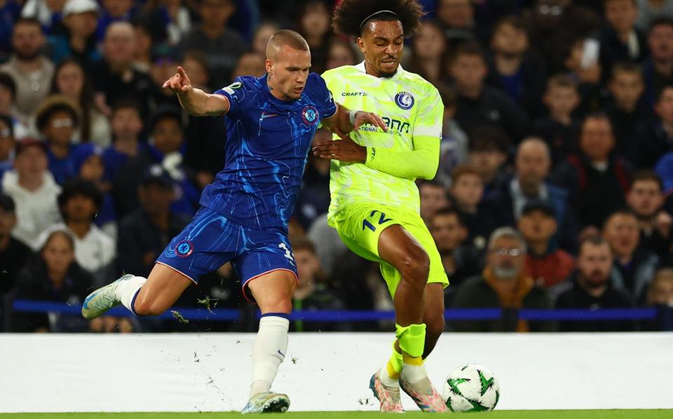 Mykhailo Mudryk in action with Gent's Hugo Gambor