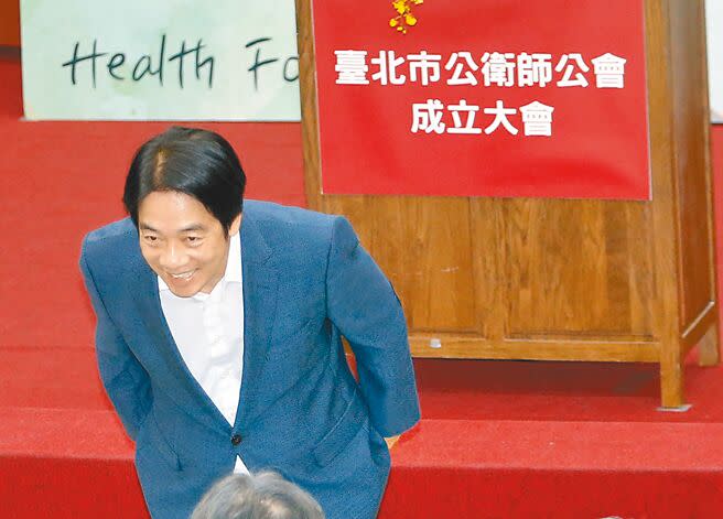 民進黨主席、副總統賴清德3日出席台北市公衛師公會成立大會，針對民進黨近日爆出多起性騷擾遭吃案事件，再度跟受害者及社會大眾致歉。（趙雙傑攝）