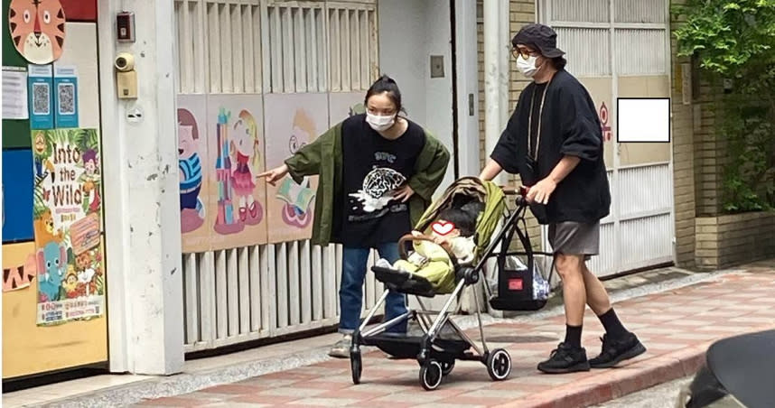 徐佳瑩與導演老公比爾賈日前在台北市松山區巷弄內遛小孩。（圖／讀者提供）