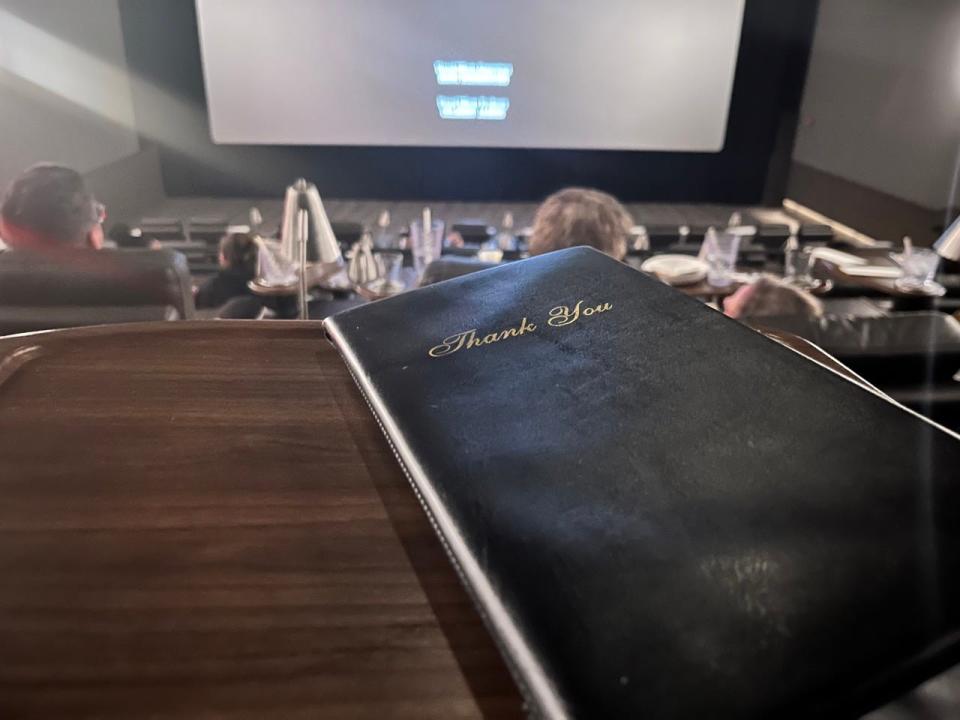 Checkbook on table at Cinépolis