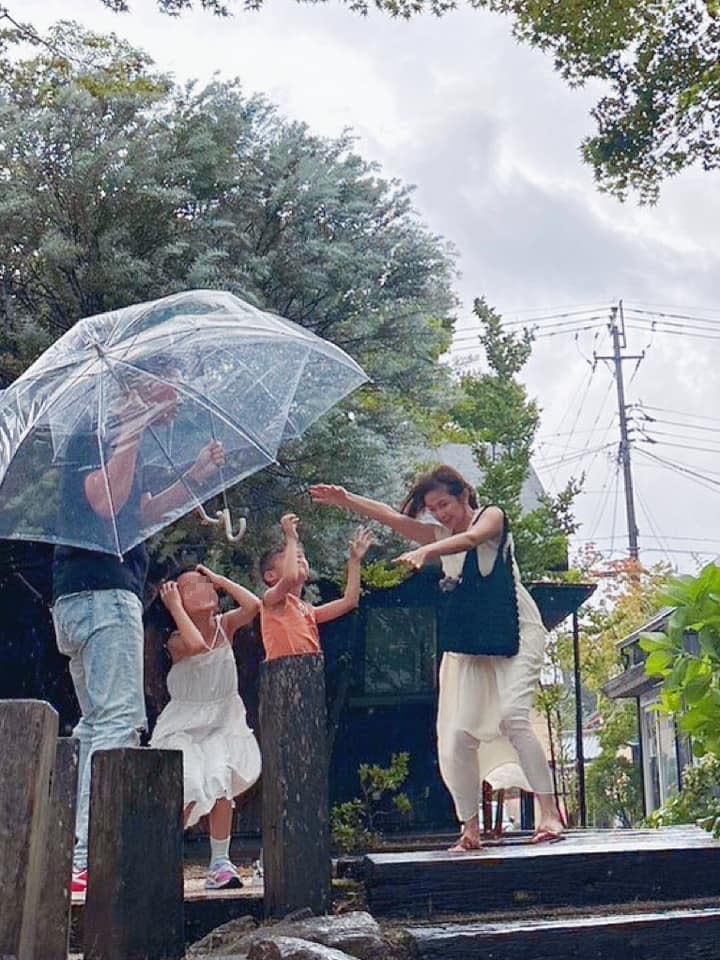 鍾欣怡一家四口在風雨中撐著傘。（圖／翻攝自鍾欣怡臉書）