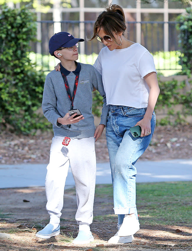 Jennifer Lopez y su hijo Max de paseo