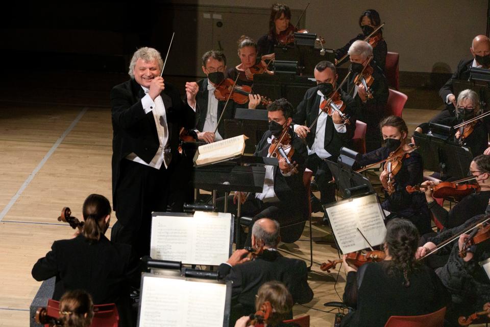 Steven Karidoyanes conducts the Plymouth Philharmonic Orchestra in "American Favorites."