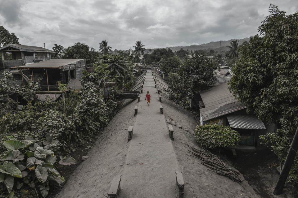 <p>Houses and trees are seen covered in thick ash following volcanic eruptions from Mount Mayon in Guinobatan, Albay province, Philippines, Jan. 24, 2018. (Photo: Ezra Acayan/NurPhoto via Getty Images) </p>