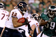 PHILADELPHIA, PA - NOVEMBER 07: Matt Forte #22 of the Chicago Bears runs the ball against Brian Rolle #59 of the Philadelphia Eagles during a game at Lincoln Financial Field on November 7, 2011 in Philadelphia, Pennsylvania. (Photo by Nick Laham/Getty Images)