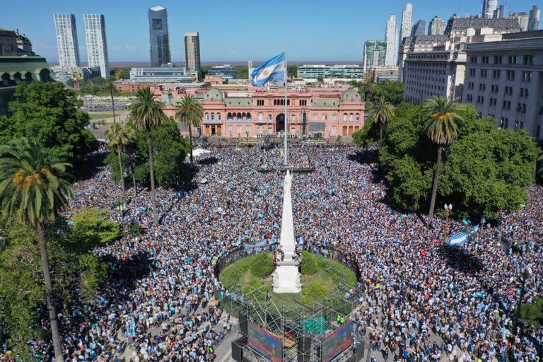 Los hinchas en Plaza de Mayo.