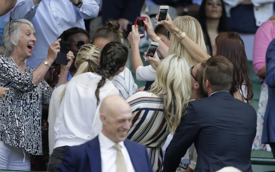 <p>Auch beim Tennisturnier von Wimbledon – hier Zuschauerinnen mit Ex-Fußballstar David Beckham –sind Selfie-Sticks höchst offiziell untersagt. Undenkbar, dass bei der Traditionsveranstaltung Zuschauer mit den langen Stangen herumfuchteln, um sich besonders gut in Szene zu setzen. In vielen anderen Sportstadien sind die Sticks ebenfalls verboten. (Bild: AP Images) </p>