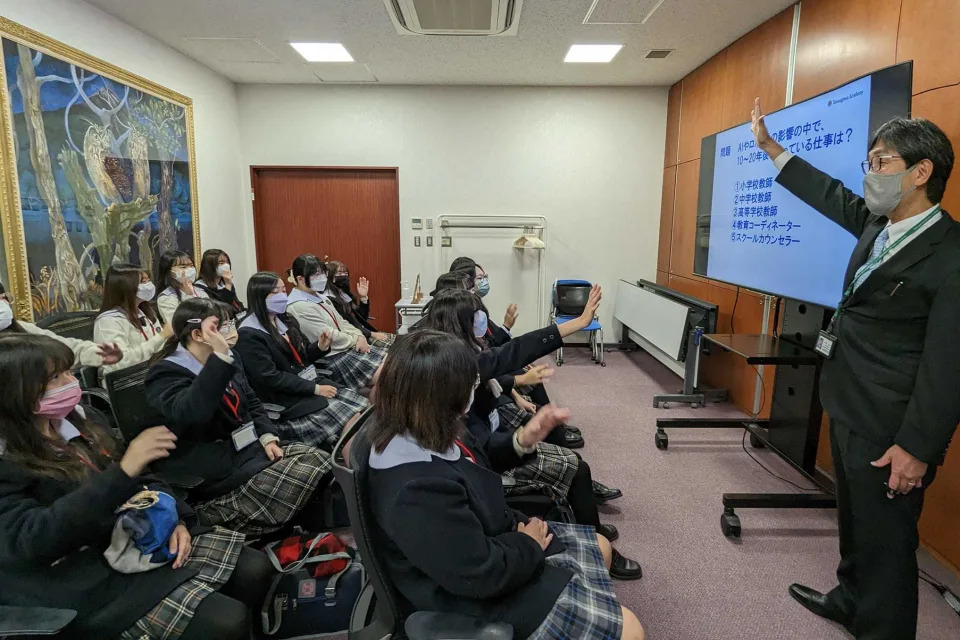 日本東京玉川學園向稻江護家應用日語科同學介紹學校環境