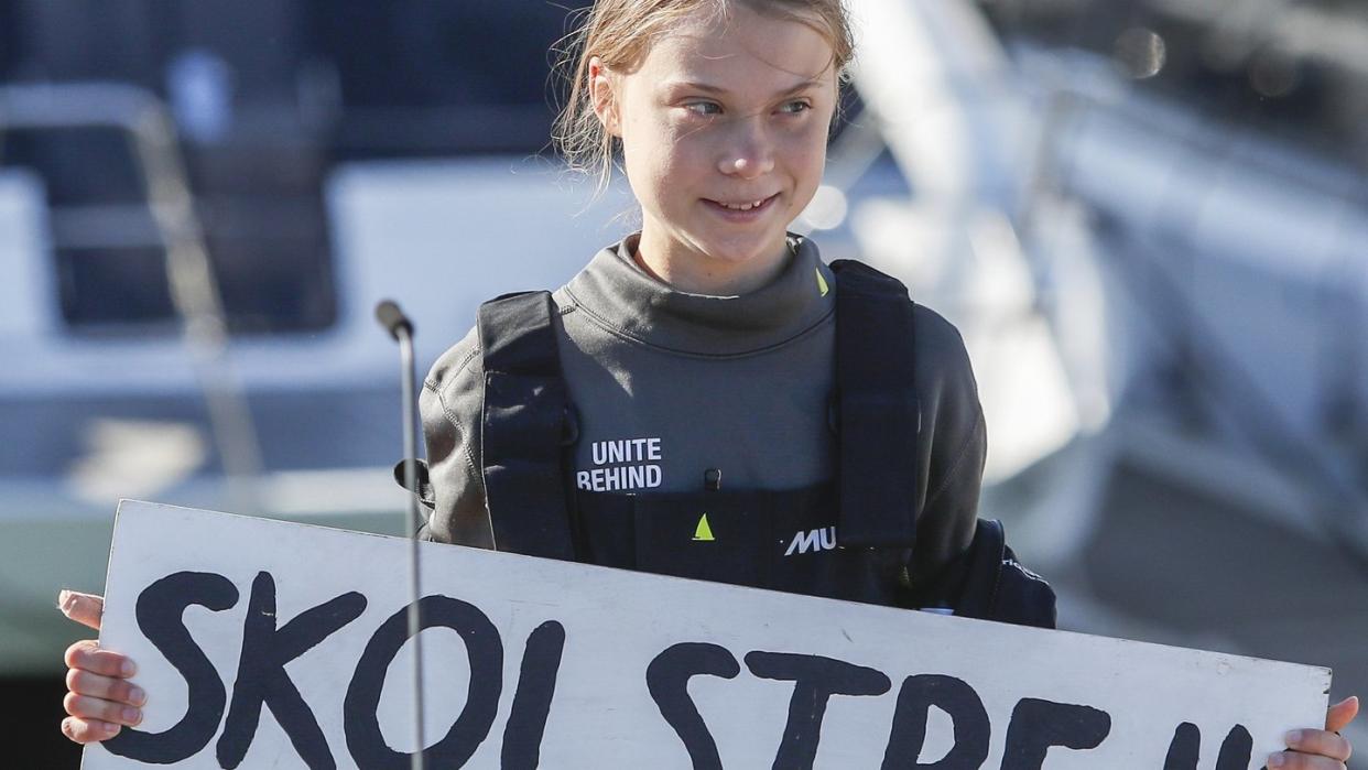 Mit diesem Aufruf wurde sie weltberühmt: Greta Thunberg und ihr Banner mit der Aufschrift «Skolstrejk För Klimatet» (Schulstreik für das Klima).