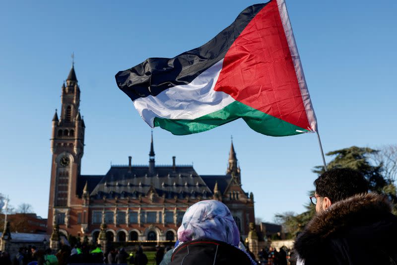 FOTO DE ARCHIVO. Manifestantes sostienen una bandera palestina cuando se reúnen frente a la Corte Internacional de Justicia (CIJ) mientras los jueces dictaminan sobre medidas de emergencia contra Israel tras las acusaciones de Sudáfrica de que la operación militar israelí en Gaza es un genocidio liderado por el Estado, en La Haya, Países Bajos