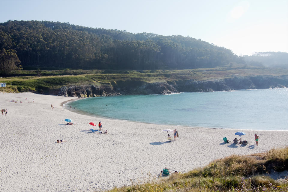 <p>Los alquileres veraniegos más baratos en la costa gallega se encuentran en la localidad lucense de Burela, donde una casa de unos 80 metros cuadrados tiene un precio medio de 380 euros la semana. (Foto: Getty Images).</p> 