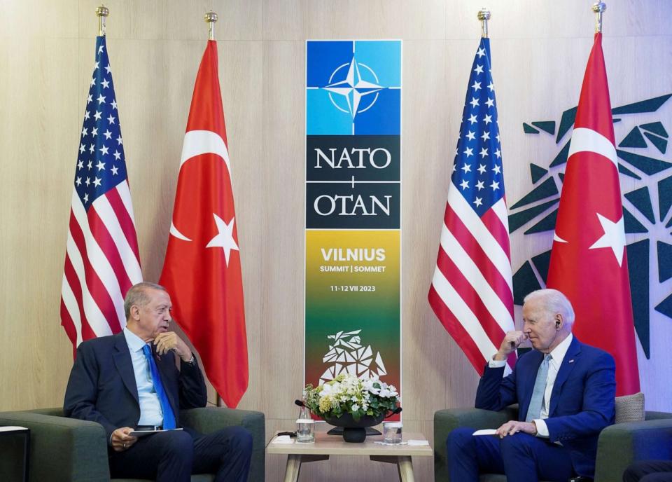 FOTOĞRAF: Başkan Joe Biden, 11 Temmuz 2023'te Litvanya'nın Vilnius kentindeki NATO zirvesinde Türkiye Cumhurbaşkanı Recep Tayyip Erdoğan ile görüştü (solda) (Kevin Lamarque/Reuters)