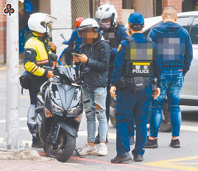 新北市國中生割頸命案引起社會譁然，警方在案發後也在校園周邊加強巡邏臨檢。（本報資料照片）