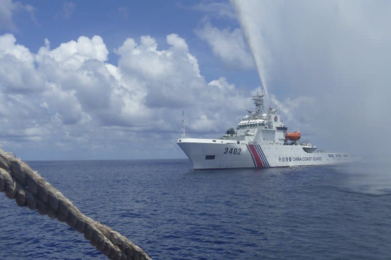 中國海警以水砲驅離靠近黃岩島的菲國船艦。（美聯社資料照）