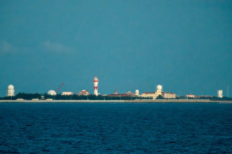 Los chinos construyeron estructuras en Mischief Reef, frente a la isla filipina de Palawan, en el Mar de China Meridional, el 10 de mayo de 2023. La creciente presencia militar china en aguas que durante mucho tiempo estuvieron dominadas por la flota estadounidense está agudizando la posibilidad de un enfrentamiento entre superpotencias en un momento en el que las relaciones entre ellos han empeorado mucho.