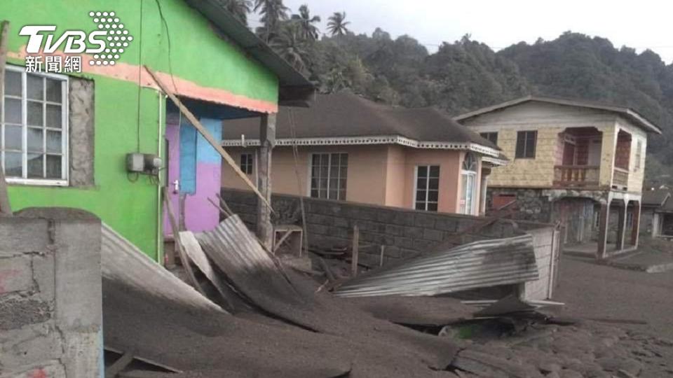 聖文森及格瑞那丁的蘇弗里耶爾火山爆發導致當地遭到火山灰覆蓋，緊急撤離逾2萬人。（圖／TVBS）