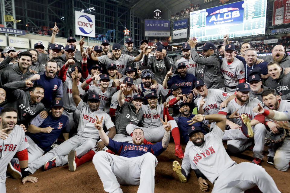 Los Medias Rojas de Boston posan para una fotografía luego de ganar la Serie de Campeonato de la Liga Americana contra los Astros de Houston, el jueves 18 de octubre de 2018, en Houston. (AP Foto/David J. Phillip)