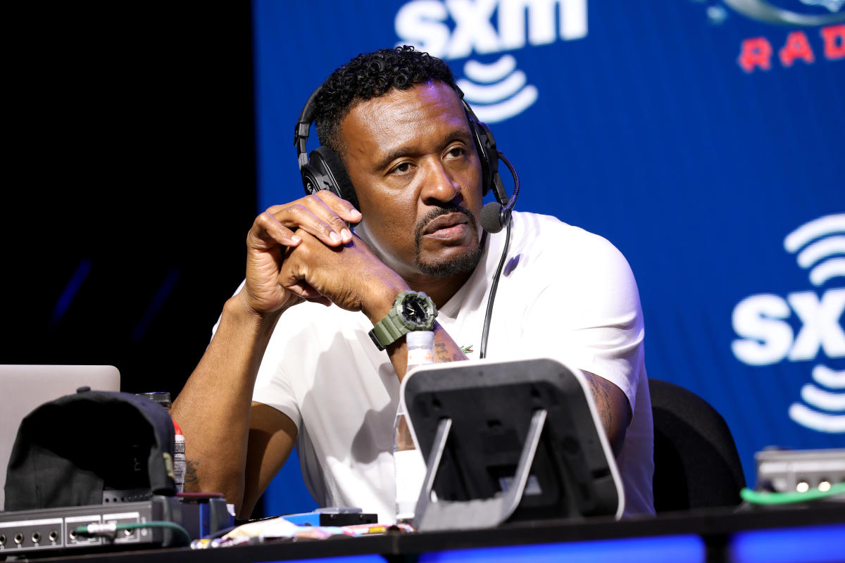 Former New England Patriot Willie McGinest on set for the NFL Network,  during an NFL football training camp practice in Foxborough, Mass.,  Saturday, July 27, 2019. (AP Photo/Stew Milne Stock Photo - Alamy