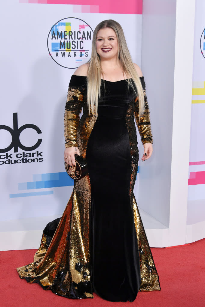 Kelly Clarkson looking regal in a velvet and gold off-the-shoulder dress