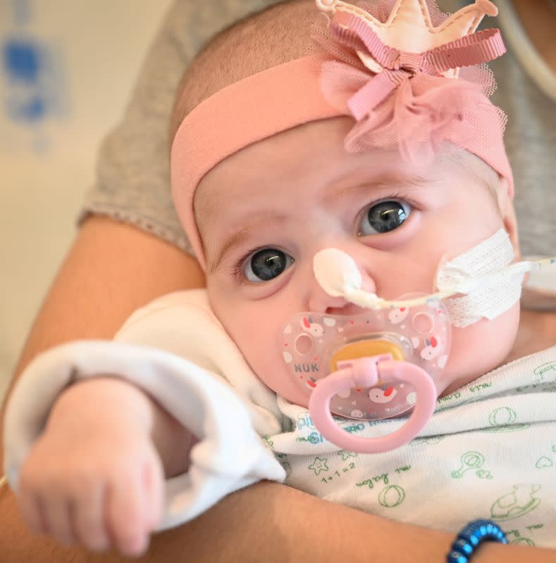 La bebé española de dos meses Naiara, quien recibió un transplante de corazón en una cirugía pionera, en imagen entregada, Hospital Gregorio Marañón, Madrid