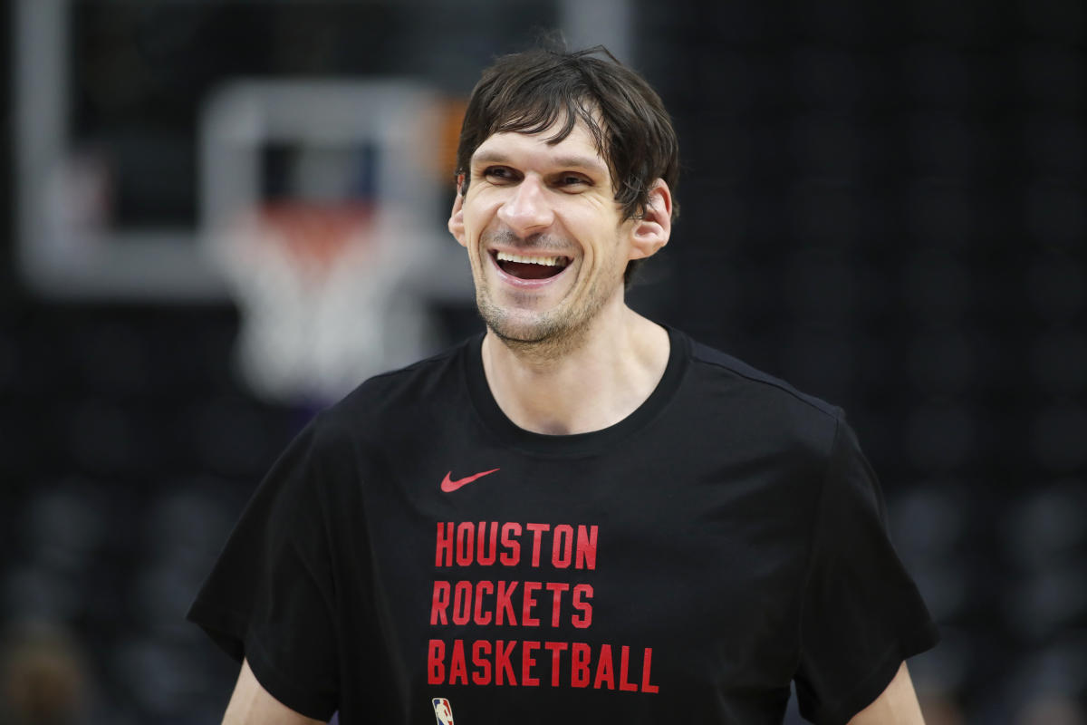 Boban Marjanović comically intentionally misses free throws to treat Clippers fans to free chicken