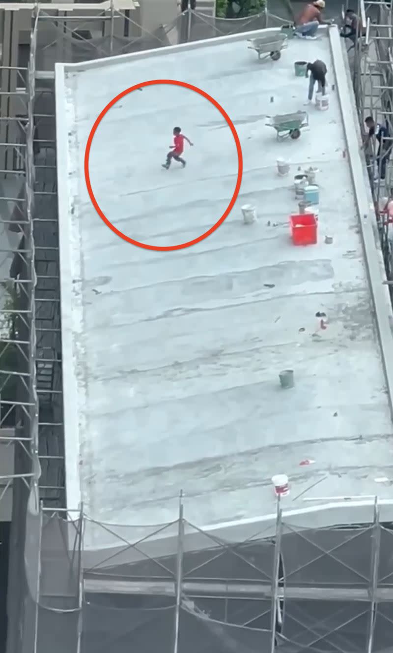 男童在尚未完工的建案頂樓奔跑。（圖／翻攝畫面）