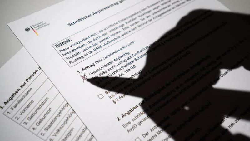 A person fills an asylum application of the German Federal Office for Migration and Refugees (BAMF). The number of new asylum applications in Germany has dropped significantly in the first quarter of 2024 compared to the same period last year, new figures showed. Julian Stratenschulte/dpa