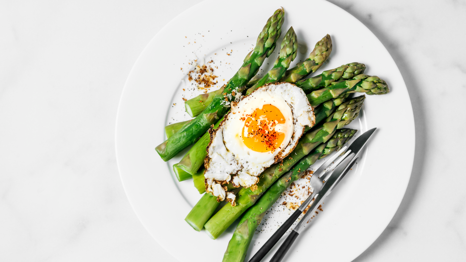 <p> Asparagus is an unsung hero when it comes to breakfast. Yet, the humble green vegetable is high in antioxidants - such as vitamins C and E, as well as flavonoids and polyphenols. Not only that, studies published in the <a href="https://www.researchgate.net/publication/230011625_Antioxidant_properties_of_raw_and_cooked_spears_of_green_asparagus_cultivars" rel="nofollow noopener" target="_blank" data-ylk="slk:International Journal of Food Science & Technology;elm:context_link;itc:0;sec:content-canvas" class="link ">International Journal of Food Science & Technology</a> suggest that the cooking process triggers a boost in antioxidant activity of 16 per cent - which is important for reducing inflammation. </p>