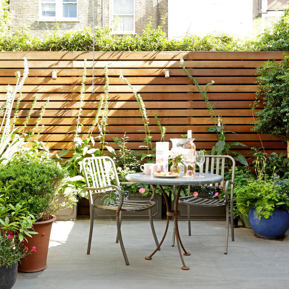 courtyard garden with wood panelling and bistro set