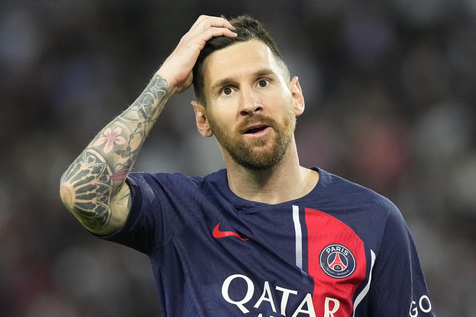 Sur cette photo du samedi 3 juin 2023, Lionel Messi du Paris Saint-Germain réagit lors de son match de championnat de France face à Clermont.  (AP Photo/Michel Euler)