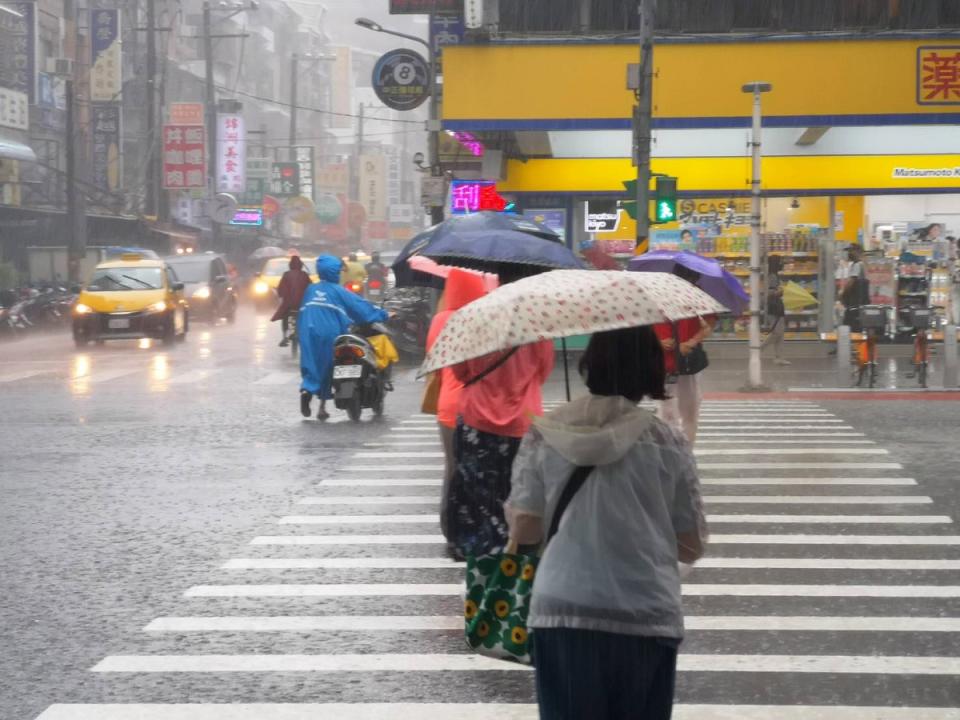 氣象專家賈新興說明台北站1至3月累積雨量僅147毫米。（圖：黃麗鳳攝）
