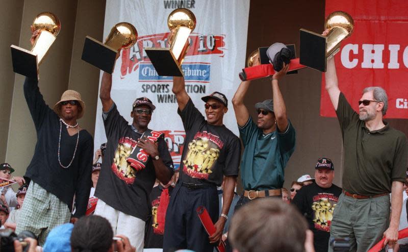 ▲公牛王朝成員高舉冠軍獎盃慶祝，左起：Dennis Rodman、Michael Jordna、Scottie Pippen、Ron Harper、Phil Jackson。（圖／美聯社／達志影像）