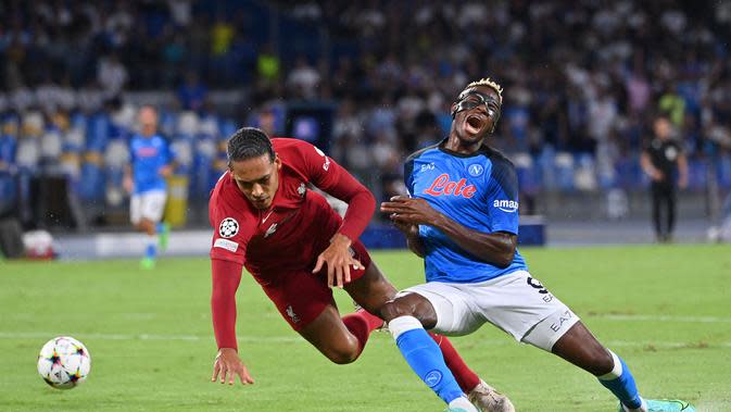 Virgil van Dijk jatuh bangun saat Liverpool kalah 1-4 dari Napoli di Liga Champions (AFP)