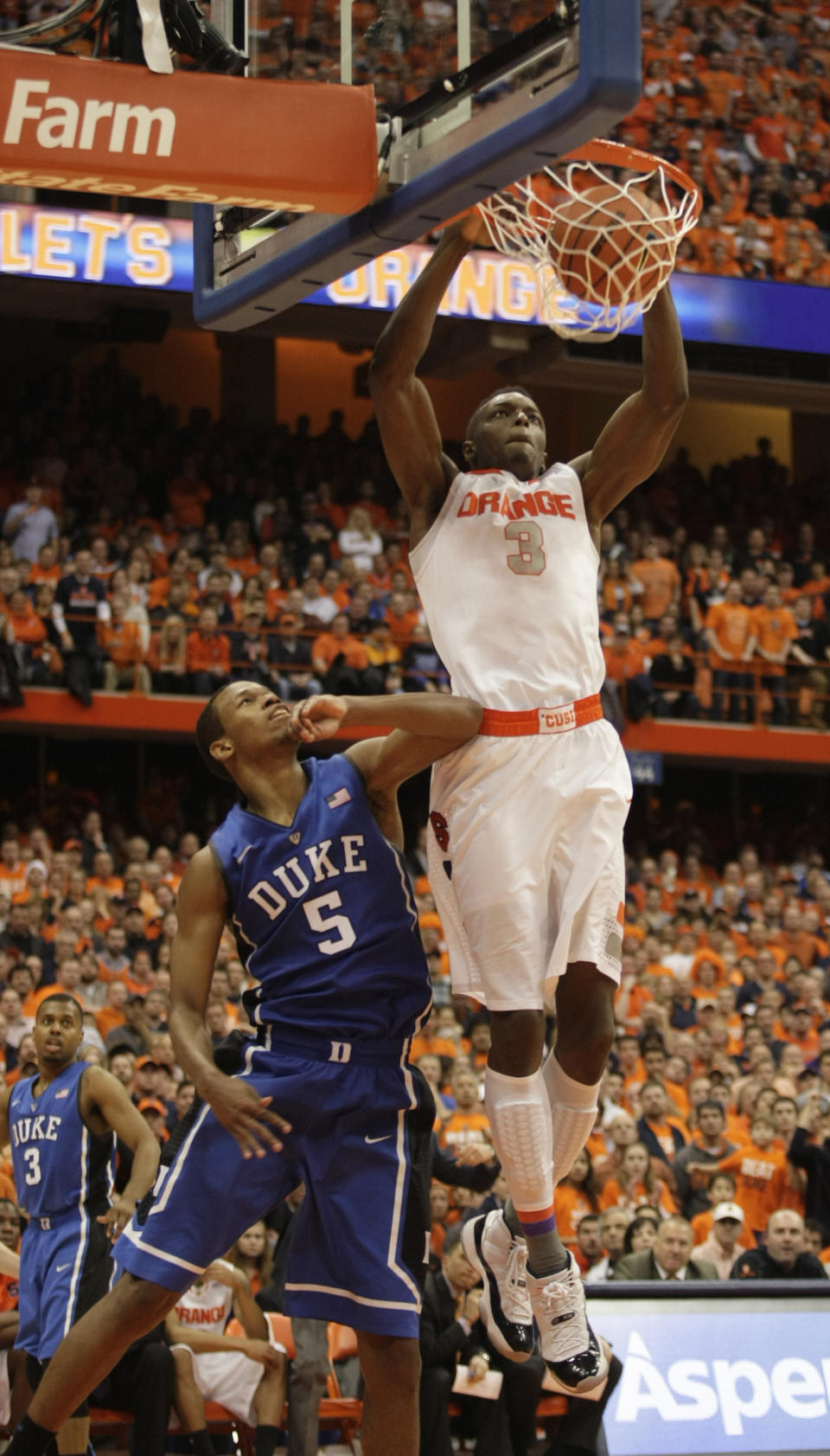 Syracuse’s Jerami Grant, right, jams the ball for two points against Duke’s Rodney Hood, left, in overtime of an NCAA college basketball game in Syracuse, N.Y., Saturday, Feb. 1, 2014. Syracuse won 91-89. (AP Photo/Nick Lisi)