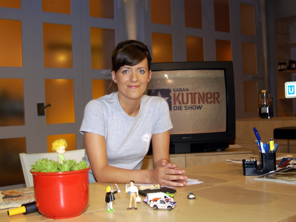 <p>Sarah Kuttner kam nach ihrem Viva-Debüt 2001 bei den Zuschauern so gut an, dass sie sogar eine eigene Show mit ihrem Namen moderieren durfte. Viermal die Woche flimmerte “Sarah Kuttner – Die Show” von 2004 bis 2005 über die Bildschirme, dann wechselte die Berlinerin zu MTV. In den folgenden Jahren führte die Moderatorin durch zahlreiche Show- und Talkformate bei öffentlich-rechtlichen Sendern, darunter “Kuttner plus zwei”, “Kuttners Kleinanzeigen” und das ZDF-Neo-Magazin “Bambule”. Ebenso wie Kollegin Charlotte Roche konnte sich Sarah Kuttner außerdem einen Namen als Romanautorin machen. Gemeinsam mit Stefan Niggemeier plaudert sie aktuell recht erfolgreich im Podcast “Das kleine Fernsehballett” über TV-Serien. (Bild-Copyright: intertopics/Horst Galuschka/ddp Images) </p>