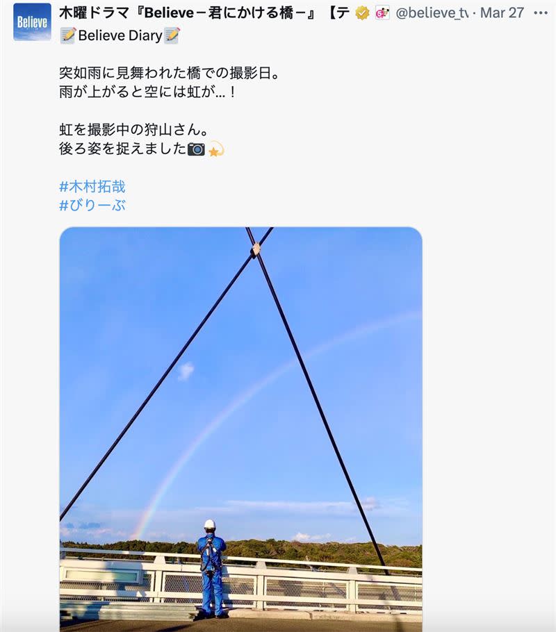 木村拓哉極惡劣天候爬上超高鷹架拍攝，最後拍下和彩虹的合照。（圖／Hami Video提供）