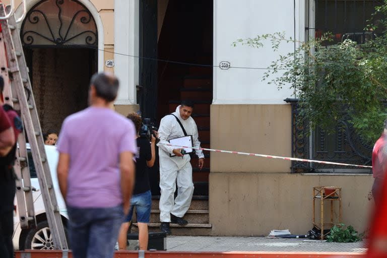 Peritos trabajan en la calle Pedro Goyena al 551, donde murieron dos personas por el derrumbe de una obra en construcción