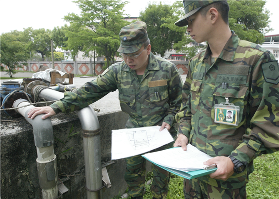 陸軍各部隊中節水成效績優單位53工兵群，除有廢水回收和浴廁節水閥使用具體設施之外，採分時供水以及人員查漏等管制作為，有效達到節約用水。（軍聞社記者劉德慶攝）