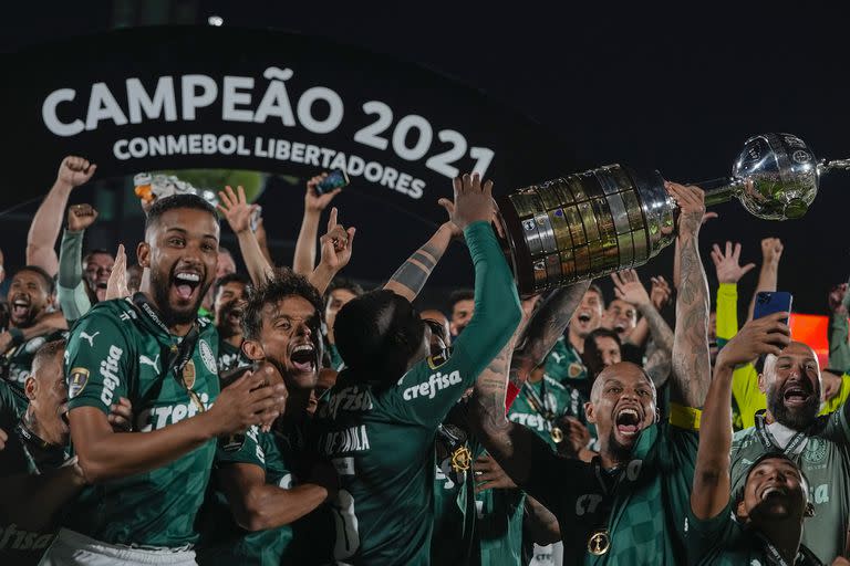 Los jugadores de Palmeiras alzan la Copa Libertadores tras vencer por 2-1 a Flamengo en la final en el Centenario; el Verdão es tricampeón sudamericano.
