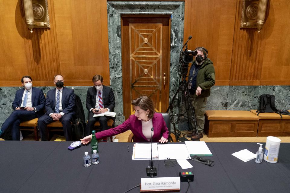 Ministerka obchodu USA Gina Raimondo (C) prichádza 1. februára 2022 na vypočutie podvýboru Senátu pre obchod, spravodlivosť, vedu a príbuzné agentúry o rozšírení širokopásmového prístupu na Capitol Hill vo Washingtone, DC. (Foto: Andrew Harnik / POOL / AFP) (Foto: ANDREW HARNIK / POOL / AFP cez Getty Images)