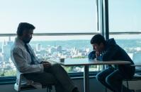 <p>Der Grieche Yorgos Lanthimos gehört derzeit zu den gefragtesten Filmemachern der Welt. Mit “The Lobster: Eine unkonventionelle Liebesgeschichte” hatte er vor zwei Jahren eine hochgelobte Tragikomödie inszeniert. Spätestens mit “The Killing of a Sacred Deer” wird klar, dass Lanthimos in Colin Farrell den perfekten Schauspieler für seine düsteren Weltentwürfe gefunden hat. Der irische Schauspieler verkörpert in dem Psycho-Thriller den Chirurgen Steven, der mit seiner Frau Anna (Nicole Kidman) ein glückliches Leben in einem amerikanischen Vorort führt. Als das Paar den 16-Järhigen Martin (Barry Keoghan) bei sich aufnimmt, wendet sich das Blatt. Der psychisch labile, von Rachegefühlen geleitete Jugendliche wird zu einer tödlichen Bedrohung für die Familie. (Bild: Alamode Film) </p>