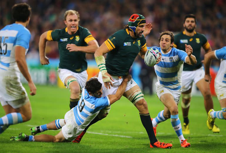 Tomás Cubelli intenta frenar a Victor Matfield en el partido por el tercer puesto del Mundial 2015, que fue con victoria de los Springboks sobre los Pumas