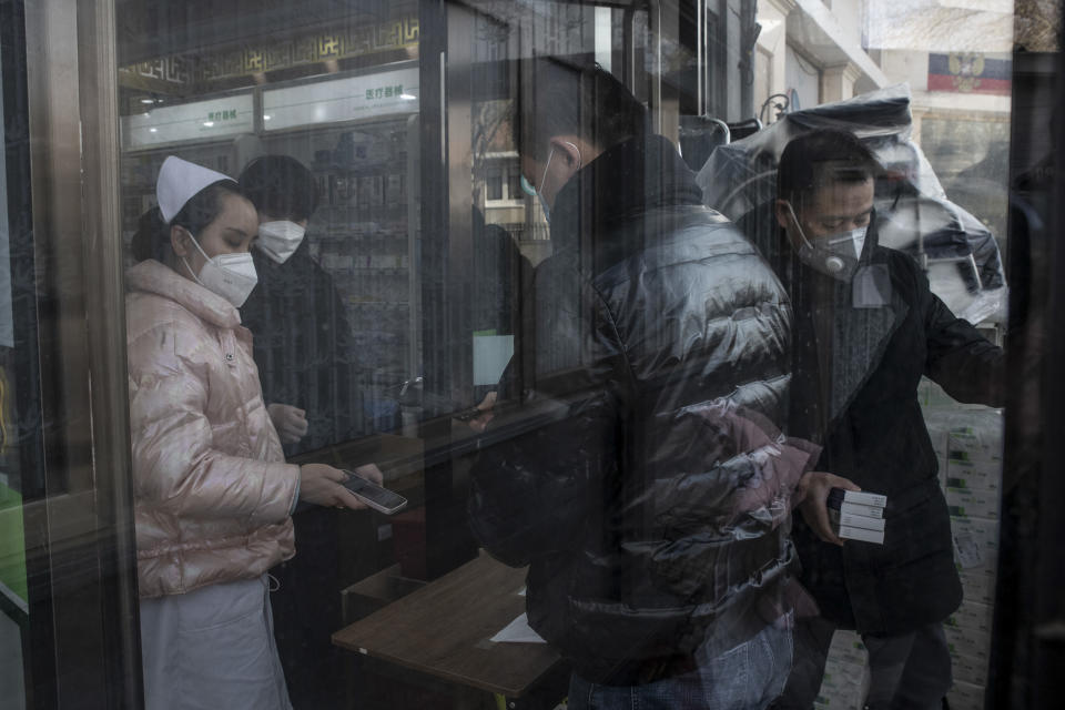 Personas comprando medicamentos en una farmacia de Pekín, el 20 de diciembre de 2022. (Gilles Sabrie/The New York Times)